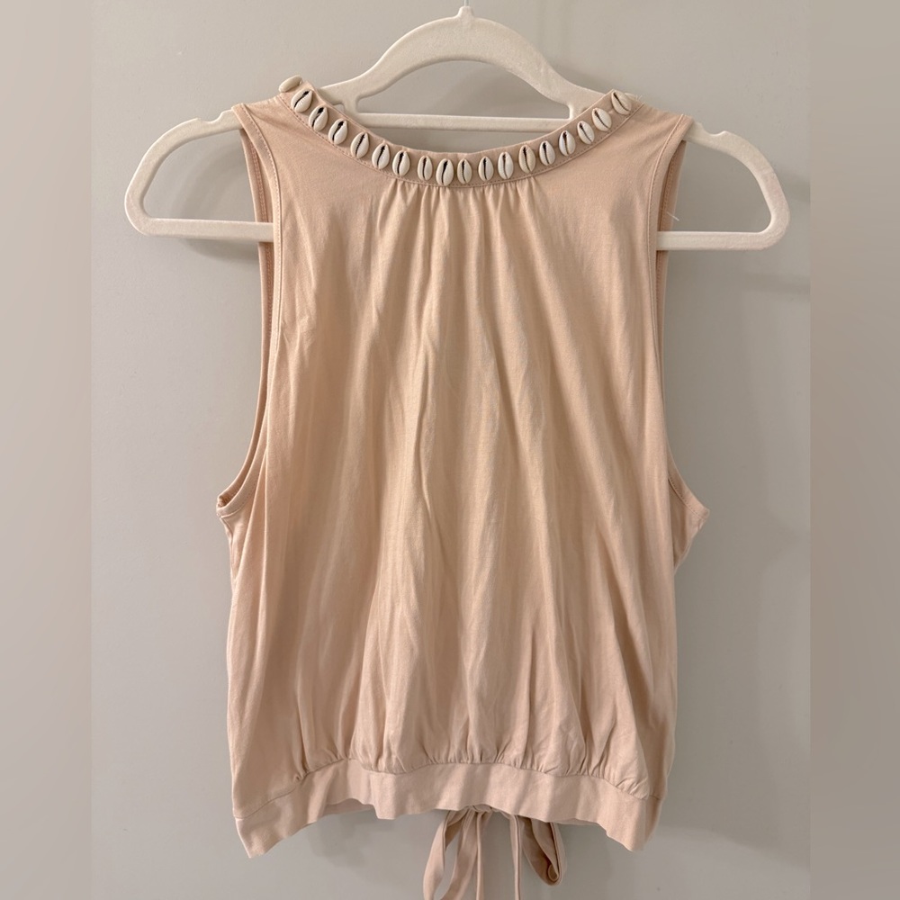 NWT White Crown Clothing Seashell Trim Top. Size M. In peach color. Open back.